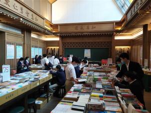 學生參觀書展