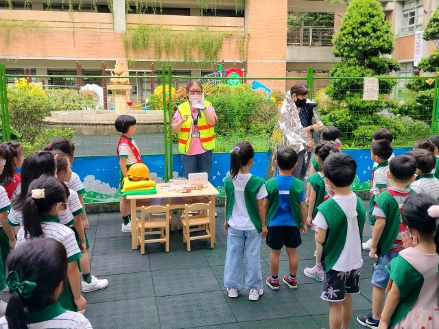 園長介紹防災包及使用方法。