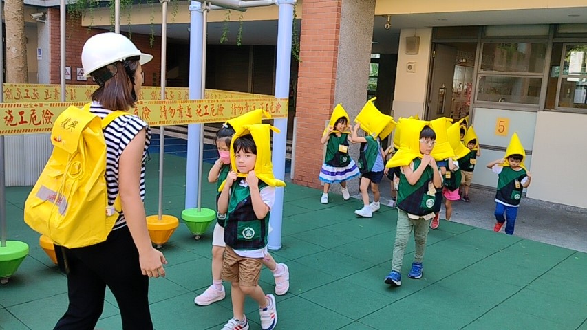 老師利用課間帶領幼生練習防震避難路線。